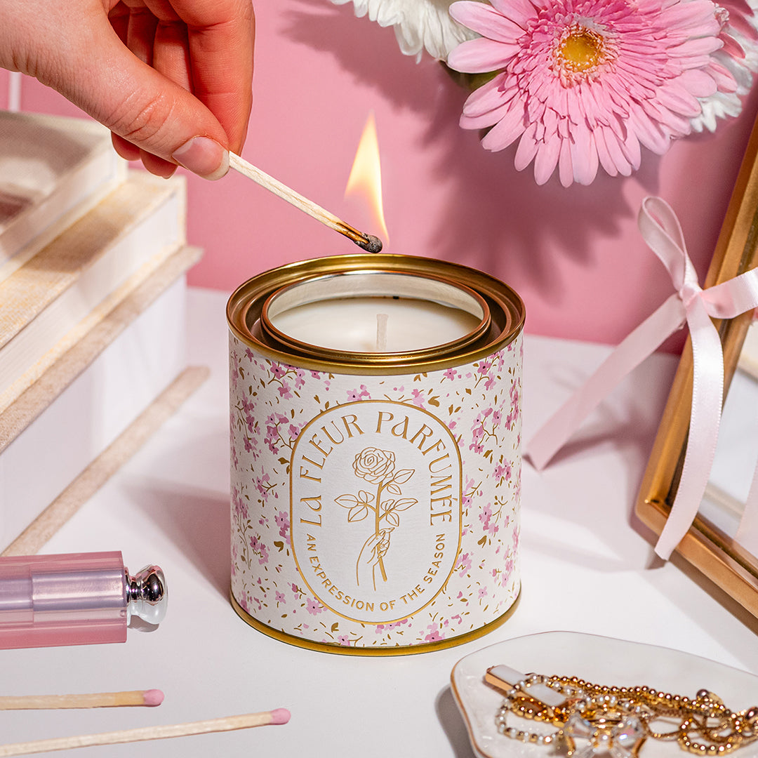 La Fleur Candier elegant floral-scented candle for women. A romantic self-care gift, inspired by the coquette aesthetic. Fancy soy candle, ideal for birthday gifts or self-care baskets.