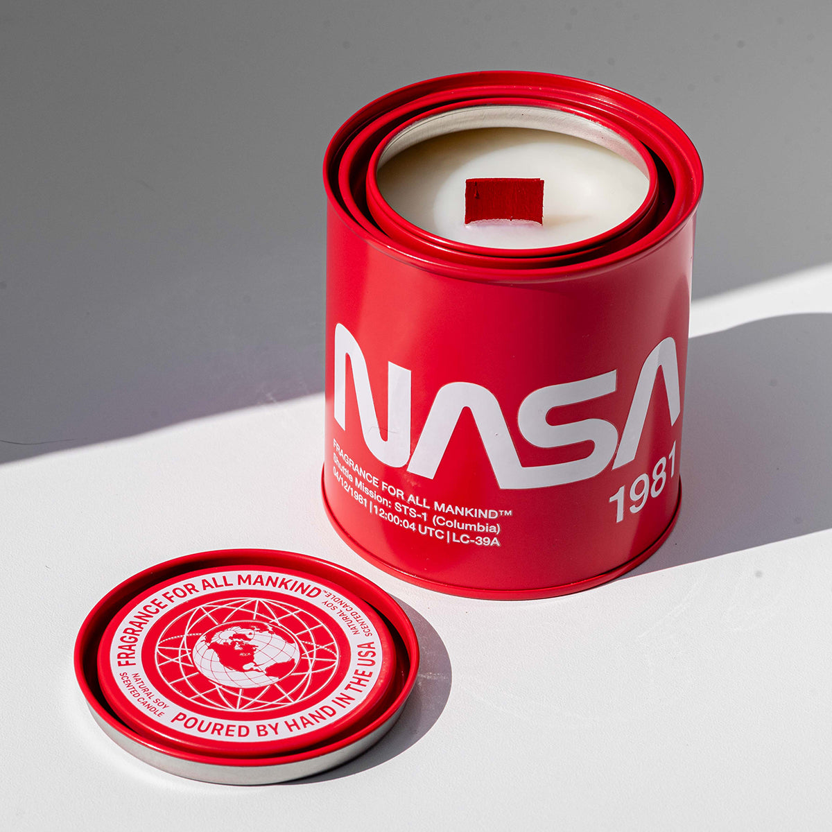 NASA 1981 candle with lid off, showing red wood wick – This handcrafted luxury scented candle has a wide red wick for an even burn, perfect for science lovers and collectors.