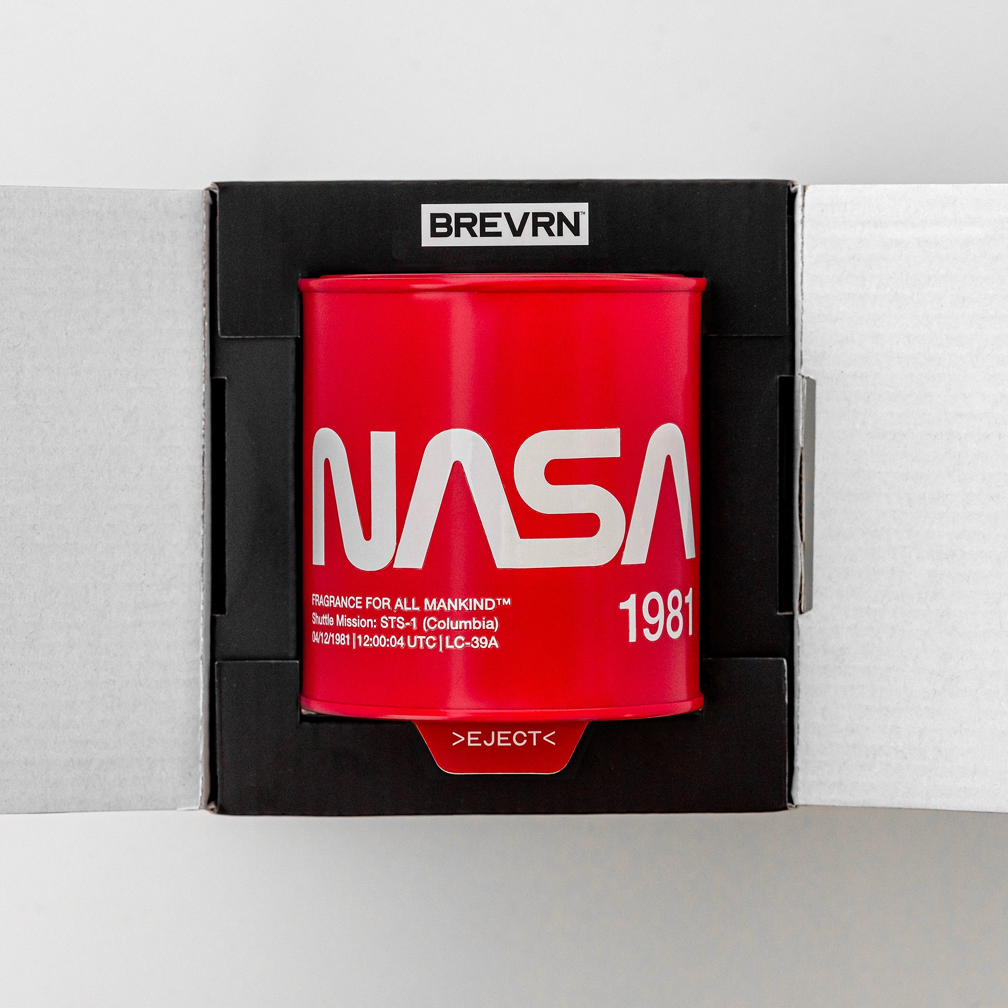 NASA 1981 candle in luxury black gift packaging – Designed for display and gifting, this high-end soy wax candle is perfect for Father’s Day, birthdays, and space lovers