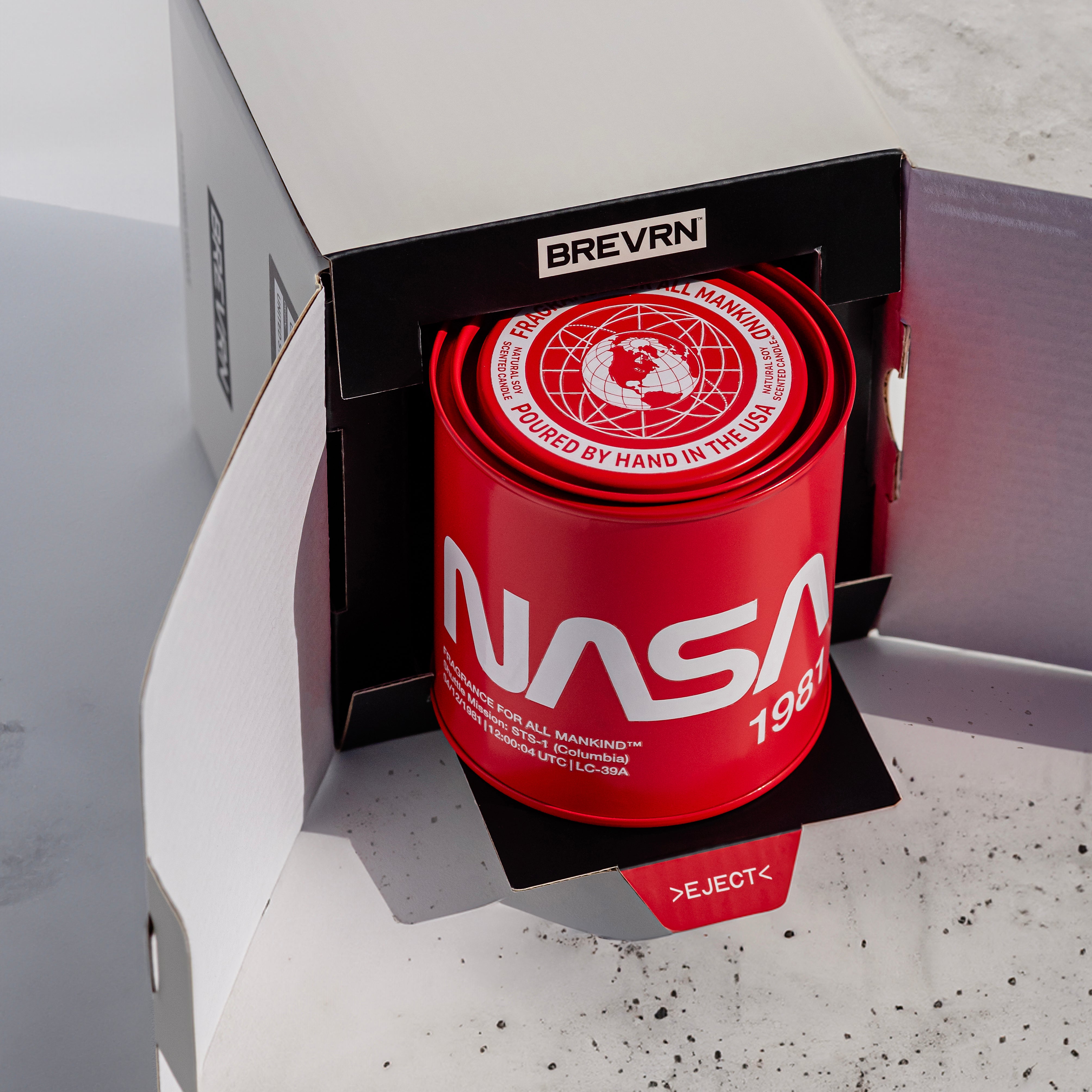 NASA 1981 candle in collector’s box, partially unboxed – Ships in a plastic-free presentation box, ideal for gifting engineers, space enthusiasts, and candle collectors.